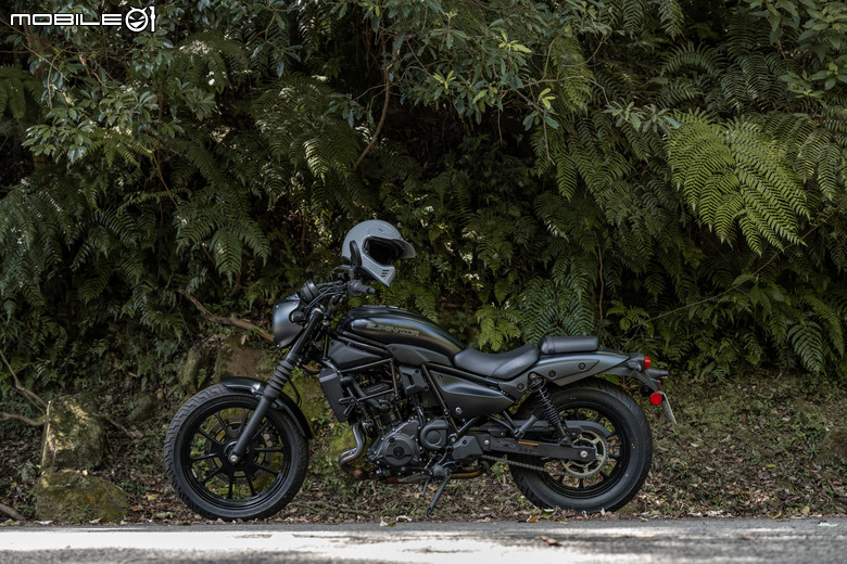 KAWASAKI Eliminator 500SE試駕|離經叛道才叫傳承!經典巡航車與運動街車的萬轉交響曲!