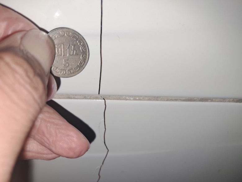 請問，浴室磁磚，出現裂縫，要用什麼東西補呢?