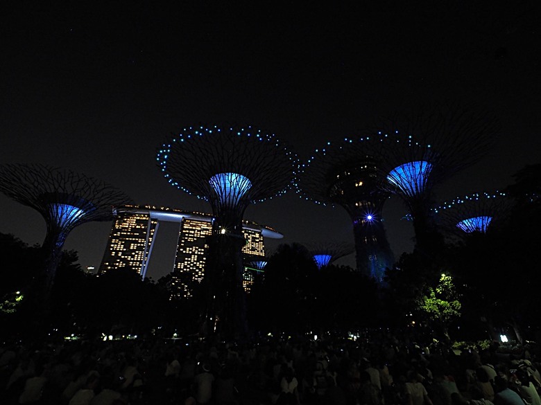 濱海灣花園 雲霧林(Cloud Forest)、花穹(Flower Dome) 及《莫內印象(Impressions of Monet)》特展、擎天樹叢(Supertree Grove)的《花園狂想曲(Garden Rhapsody)》聲光秀、遊園導覽車(Audio Tour)、Jurassic Nest FoodHall中的Hawker Chan燒肉飯，及金沙酒店《幻彩生輝(Spectra- A Light and Water)》燈光秀 — 赤道三國文化休閒行旅 之 新加坡篇 第五回 濱海灣花園