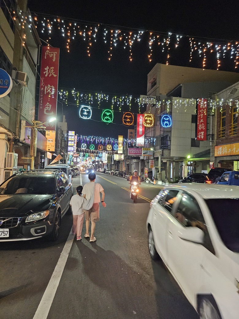 一日中部來回快閃 - Lalaport好熱鬧 / 早餐女王點心吃不完 /鹿港光影藝術節 (角落小夥伴好可愛)