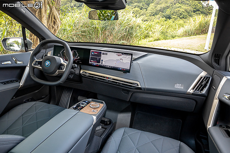 BMW 新年式 iX xDrive40 試駕|你想要的配備回來了,操駕與乘坐感受再提升!