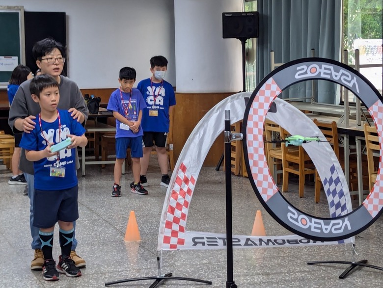 小小飛行夢：誠真創意綠繡眼無人機飛進台中 YMCA 暑期夏令營校園
