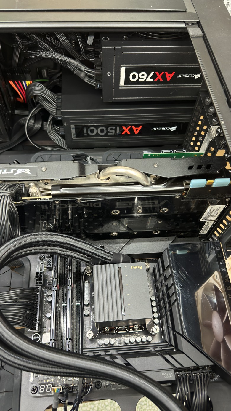 請問現在有裝二個Power的機殼，現有用Corsair 900D.