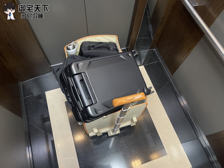 開箱|【OMIX 歐米斯】OMiCart 提袋手推車根本是移動百寶箱 - 露營手拉車的輕巧款之作,我出差拍片必帶新寵兒!一台多用隨你變