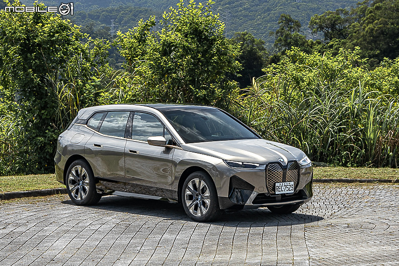 BMW 新年式 iX xDrive40 試駕|你想要的配備回來了,操駕與乘坐感受再提升!