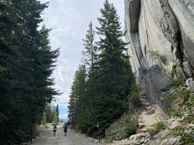 「瑜伽越野跑」加拿大🇨🇦 溫哥華 Vancouver, BC 北邊的兩條路線：Sea to Summit 及 Garibaldi Lake trail