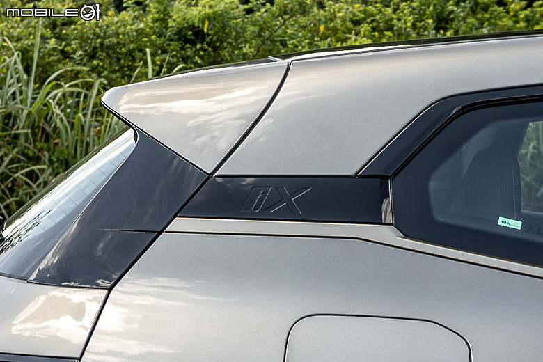 BMW 新年式 iX xDrive40 試駕|你想要的配備回來了,操駕與乘坐感受再提升!