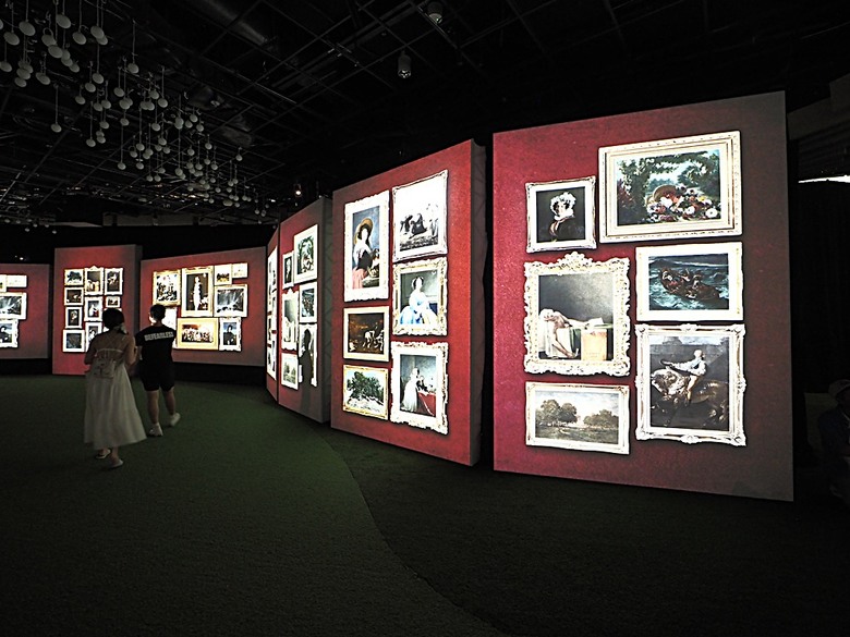 濱海灣花園 雲霧林(Cloud Forest)、花穹(Flower Dome) 及《莫內印象(Impressions of Monet)》特展、擎天樹叢(Supertree Grove)的《花園狂想曲(Garden Rhapsody)》聲光秀、遊園導覽車(Audio Tour)、Jurassic Nest FoodHall中的Hawker Chan燒肉飯，及金沙酒店《幻彩生輝(Spectra- A Light and Water)》燈光秀 — 赤道三國文化休閒行旅 之 新加坡篇 第五回 濱海灣花園