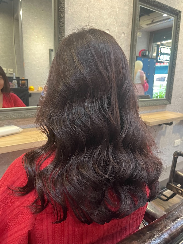 Aug 19 2024 【新北中永和髮廊推薦】實在的髮廊、不亂推銷|Amazing hair salon|真正把客戶當朋友|燙髮、染髮、剪髮、護髮 全方位做到細節的優質設計師|鄰近捷運景安捷運|燙髮推薦-蓬鬆不毛躁設計感十足的捲髮|網美網帥必來