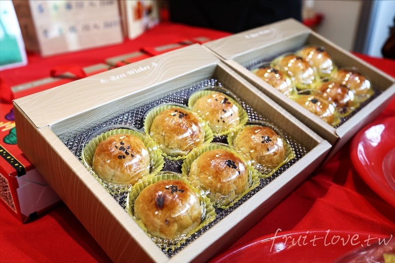 點我看大圖 蛋黃酥薄皮酥脆不甜膩,自製出來的紅土鹹鴨蛋別有風味