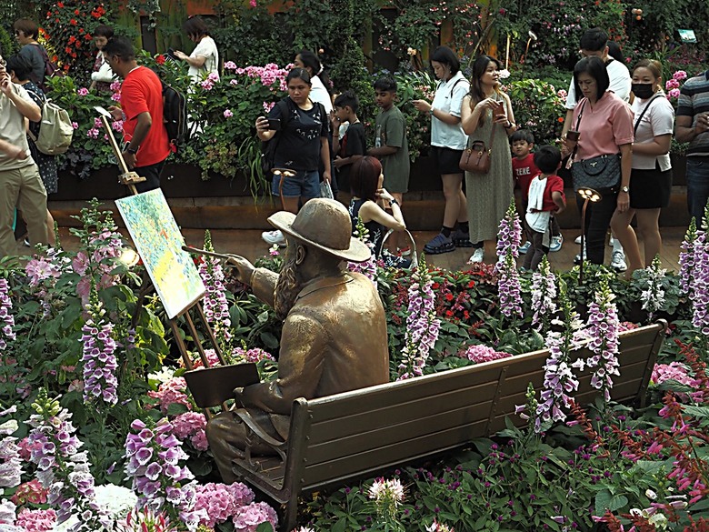 濱海灣花園 雲霧林(Cloud Forest)、花穹(Flower Dome) 及《莫內印象(Impressions of Monet)》特展、擎天樹叢(Supertree Grove)的《花園狂想曲(Garden Rhapsody)》聲光秀、遊園導覽車(Audio Tour)、Jurassic Nest FoodHall中的Hawker Chan燒肉飯,及金沙酒店《幻彩生輝(Spectra- A Light and Water)》燈光秀 — 赤道三國文化休閒行旅 之 新加坡篇 第五回 濱海灣花園
