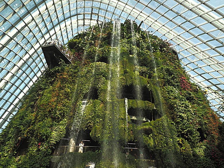 濱海灣花園 雲霧林(Cloud Forest)、花穹(Flower Dome) 及《莫內印象(Impressions of Monet)》特展、擎天樹叢(Supertree Grove)的《花園狂想曲(Garden Rhapsody)》聲光秀、遊園導覽車(Audio Tour)、Jurassic Nest FoodHall中的Hawker Chan燒肉飯,及金沙酒店《幻彩生輝(Spectra- A Light and Water)》燈光秀 — 赤道三國文化休閒行旅 之 新加坡篇 第五回 濱海灣花園