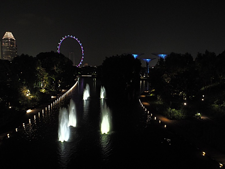 濱海灣花園 雲霧林(Cloud Forest)、花穹(Flower Dome) 及《莫內印象(Impressions of Monet)》特展、擎天樹叢(Supertree Grove)的《花園狂想曲(Garden Rhapsody)》聲光秀、遊園導覽車(Audio Tour)、Jurassic Nest FoodHall中的Hawker Chan燒肉飯,及金沙酒店《幻彩生輝(Spectra- A Light and Water)》燈光秀 — 赤道三國文化休閒行旅 之 新加坡篇 第五回 濱海灣花園