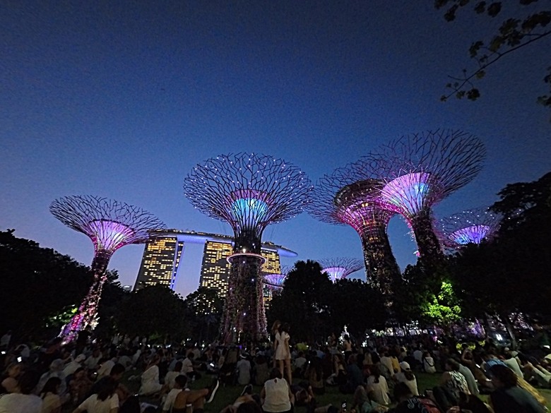 濱海灣花園 雲霧林(Cloud Forest)、花穹(Flower Dome) 及《莫內印象(Impressions of Monet)》特展、擎天樹叢(Supertree Grove)的《花園狂想曲(Garden Rhapsody)》聲光秀、遊園導覽車(Audio Tour)、Jurassic Nest FoodHall中的Hawker Chan燒肉飯,及金沙酒店《幻彩生輝(Spectra- A Light and Water)》燈光秀 — 赤道三國文化休閒行旅 之 新加坡篇 第五回 濱海灣花園