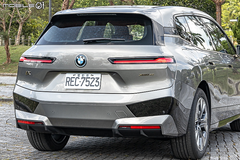 BMW 新年式 iX xDrive40 試駕|你想要的配備回來了,操駕與乘坐感受再提升!