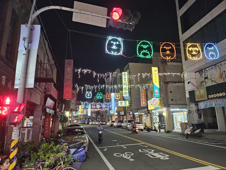 一日中部來回快閃 - Lalaport好熱鬧 / 早餐女王點心吃不完 /鹿港光影藝術節 (角落小夥伴好可愛)
