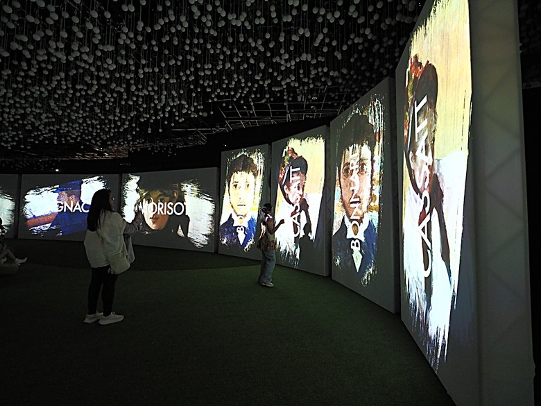 濱海灣花園 雲霧林(Cloud Forest)、花穹(Flower Dome) 及《莫內印象(Impressions of Monet)》特展、擎天樹叢(Supertree Grove)的《花園狂想曲(Garden Rhapsody)》聲光秀、遊園導覽車(Audio Tour)、Jurassic Nest FoodHall中的Hawker Chan燒肉飯，及金沙酒店《幻彩生輝(Spectra- A Light and Water)》燈光秀 — 赤道三國文化休閒行旅 之 新加坡篇 第五回 濱海灣花園
