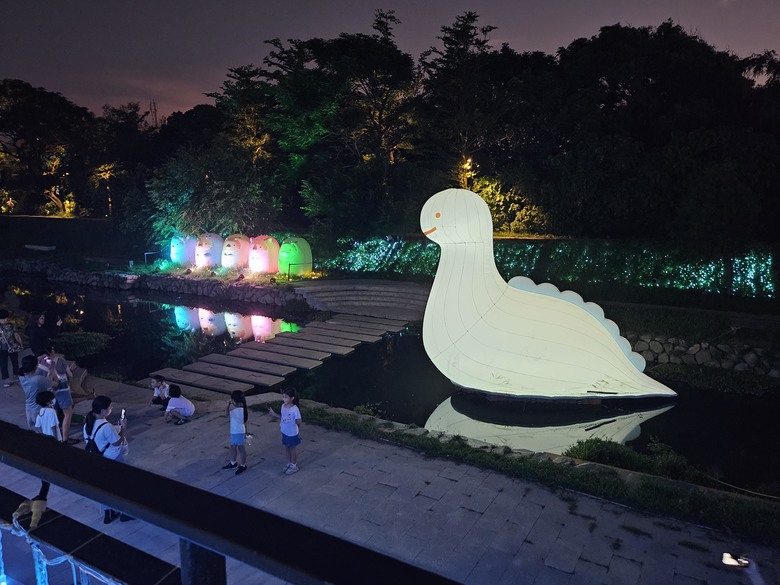 一日中部來回快閃 - Lalaport好熱鬧 / 早餐女王點心吃不完 /鹿港光影藝術節 (角落小夥伴好可愛)