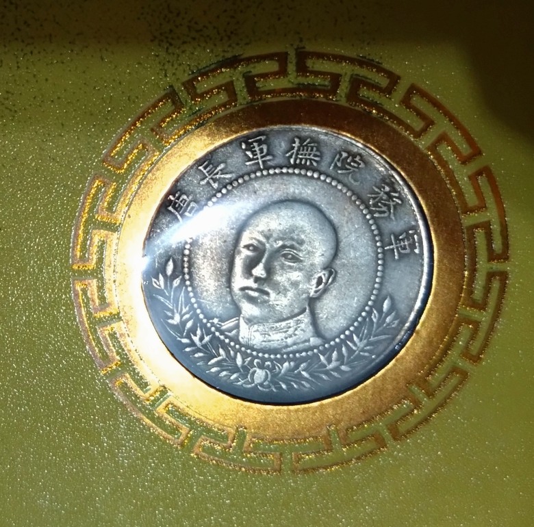 點我看大圖 請問各位大神前輩,中國銀圓收藏冊『大旺年』這會有價值嗎?
