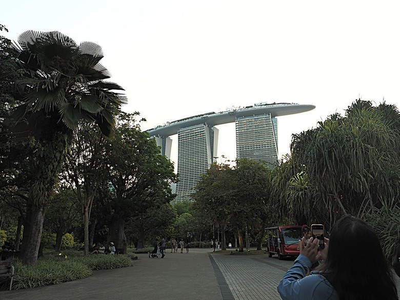 濱海灣花園 雲霧林(Cloud Forest)、花穹(Flower Dome) 及《莫內印象(Impressions of Monet)》特展、擎天樹叢(Supertree Grove)的《花園狂想曲(Garden Rhapsody)》聲光秀、遊園導覽車(Audio Tour)、Jurassic Nest FoodHall中的Hawker Chan燒肉飯,及金沙酒店《幻彩生輝(Spectra- A Light and Water)》燈光秀 — 赤道三國文化休閒行旅 之 新加坡篇 第五回 濱海灣花園