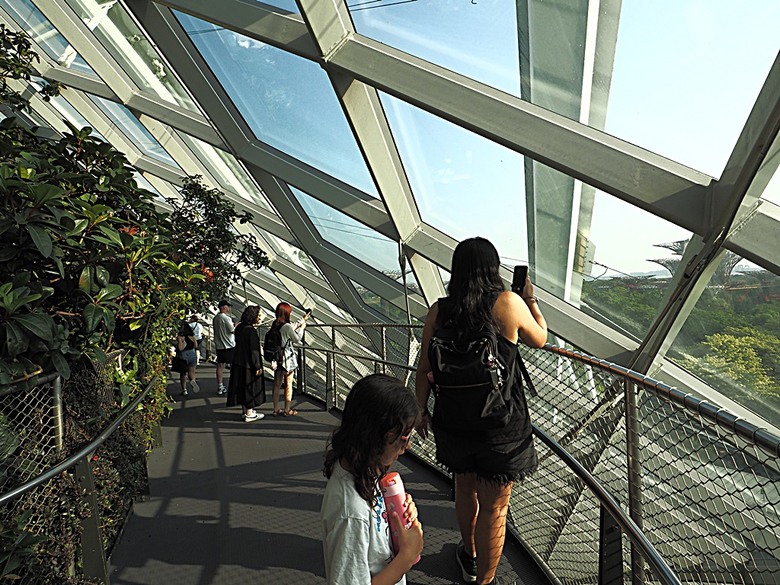 濱海灣花園 雲霧林(Cloud Forest)、花穹(Flower Dome) 及《莫內印象(Impressions of Monet)》特展、擎天樹叢(Supertree Grove)的《花園狂想曲(Garden Rhapsody)》聲光秀、遊園導覽車(Audio Tour)、Jurassic Nest FoodHall中的Hawker Chan燒肉飯,及金沙酒店《幻彩生輝(Spectra- A Light and Water)》燈光秀 — 赤道三國文化休閒行旅 之 新加坡篇 第五回 濱海灣花園