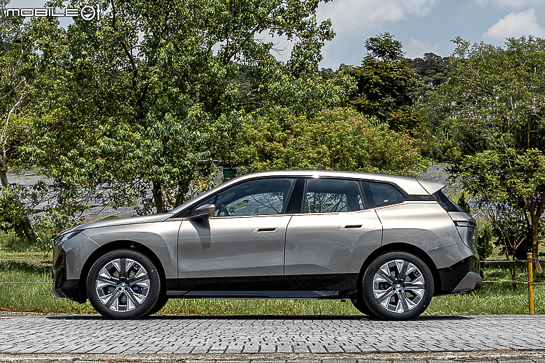 BMW 新年式 iX xDrive40 試駕|你想要的配備回來了,操駕與乘坐感受再提升!