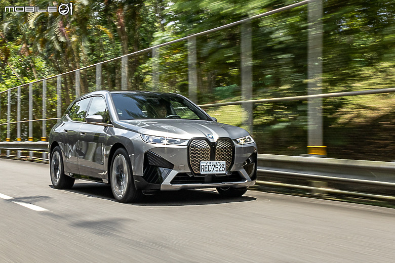 BMW 新年式 iX xDrive40 試駕|你想要的配備回來了,操駕與乘坐感受再提升!