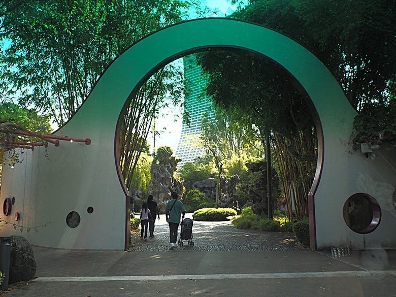 濱海灣花園 雲霧林(Cloud Forest)、花穹(Flower Dome) 及《莫內印象(Impressions of Monet)》特展、擎天樹叢(Supertree Grove)的《花園狂想曲(Garden Rhapsody)》聲光秀、遊園導覽車(Audio Tour)、Jurassic Nest FoodHall中的Hawker Chan燒肉飯,及金沙酒店《幻彩生輝(Spectra- A Light and Water)》燈光秀 — 赤道三國文化休閒行旅 之 新加坡篇 第五回 濱海灣花園