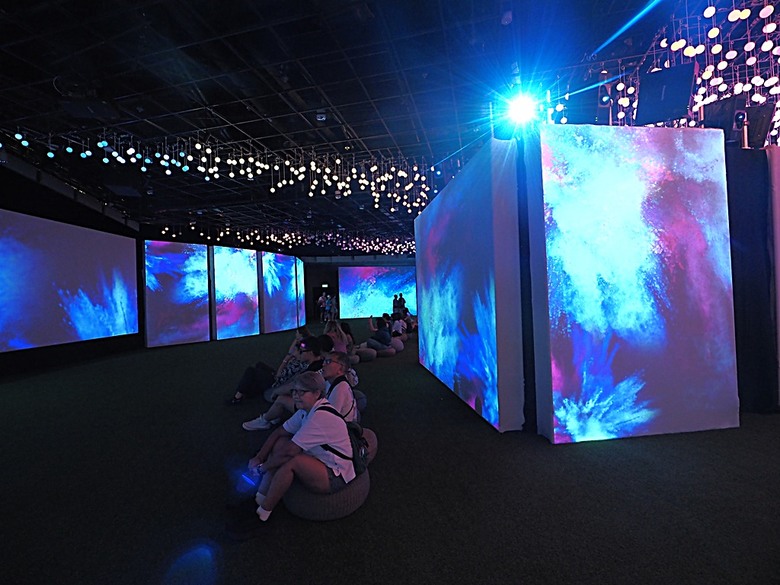 濱海灣花園 雲霧林(Cloud Forest)、花穹(Flower Dome) 及《莫內印象(Impressions of Monet)》特展、擎天樹叢(Supertree Grove)的《花園狂想曲(Garden Rhapsody)》聲光秀、遊園導覽車(Audio Tour)、Jurassic Nest FoodHall中的Hawker Chan燒肉飯，及金沙酒店《幻彩生輝(Spectra- A Light and Water)》燈光秀 — 赤道三國文化休閒行旅 之 新加坡篇 第五回 濱海灣花園