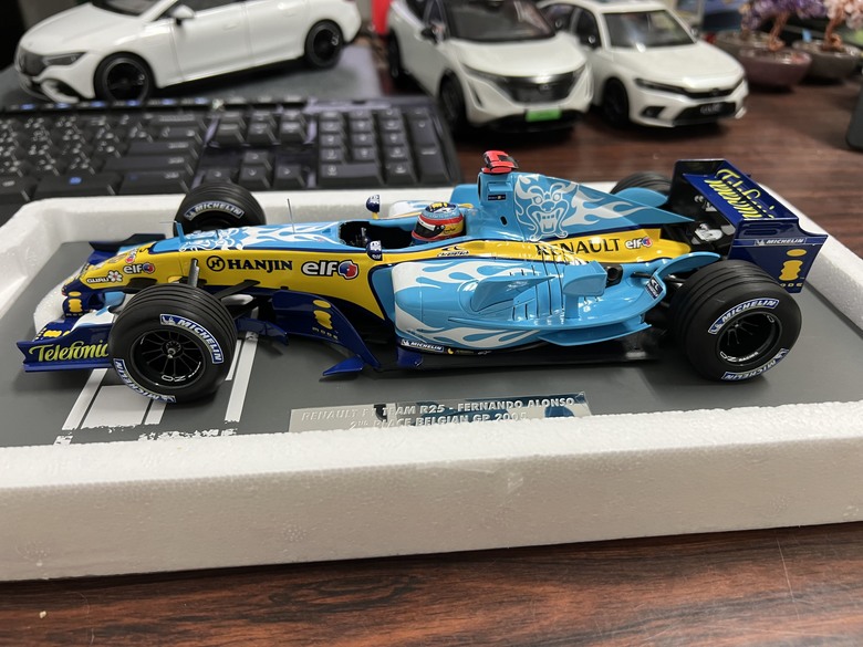 [開箱]F1 1/18 RENAULT R25 FERNANDO ALONSO BELGIAN GP
