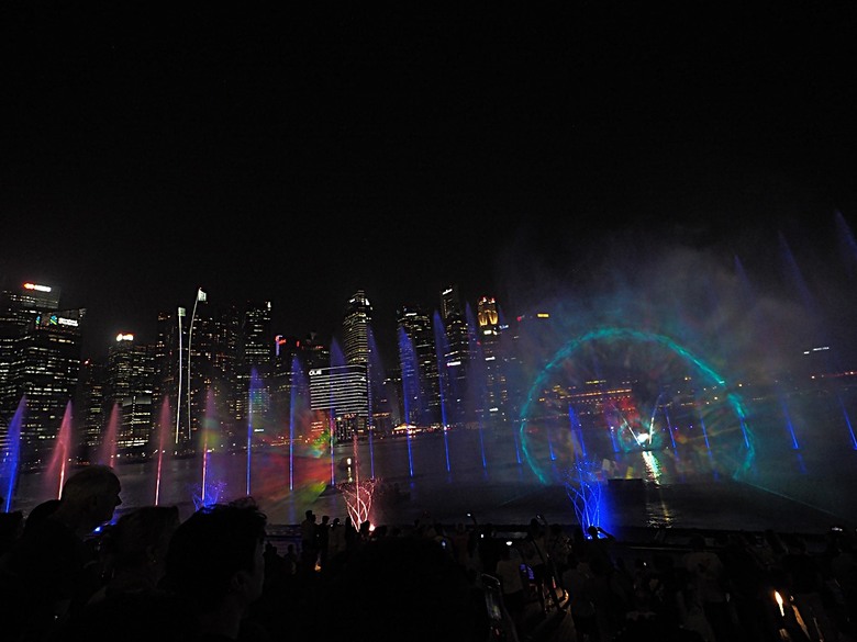 濱海灣花園 雲霧林(Cloud Forest)、花穹(Flower Dome) 及《莫內印象(Impressions of Monet)》特展、擎天樹叢(Supertree Grove)的《花園狂想曲(Garden Rhapsody)》聲光秀、遊園導覽車(Audio Tour)、Jurassic Nest FoodHall中的Hawker Chan燒肉飯，及金沙酒店《幻彩生輝(Spectra- A Light and Water)》燈光秀 — 赤道三國文化休閒行旅 之 新加坡篇 第五回 濱海灣花園