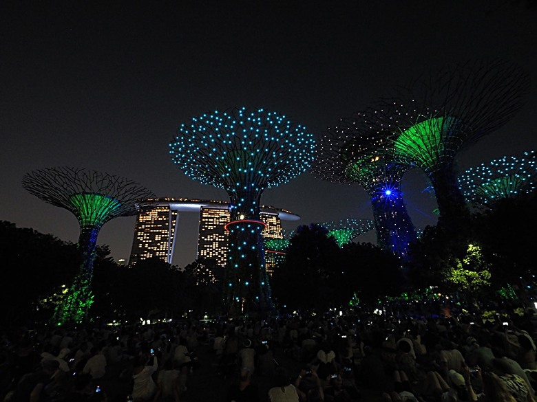 濱海灣花園 雲霧林(Cloud Forest)、花穹(Flower Dome) 及《莫內印象(Impressions of Monet)》特展、擎天樹叢(Supertree Grove)的《花園狂想曲(Garden Rhapsody)》聲光秀、遊園導覽車(Audio Tour)、Jurassic Nest FoodHall中的Hawker Chan燒肉飯，及金沙酒店《幻彩生輝(Spectra- A Light and Water)》燈光秀 — 赤道三國文化休閒行旅 之 新加坡篇 第五回 濱海灣花園