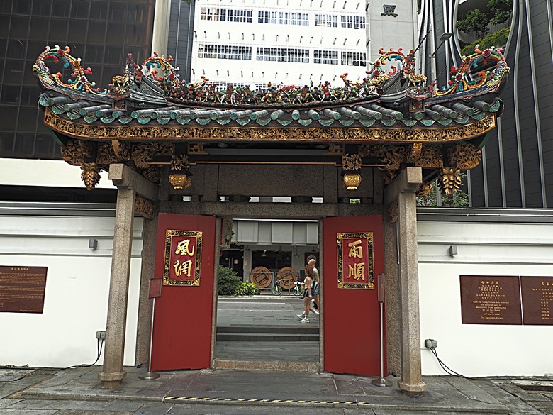 牛車水(Chinatown)市街之巴剎壁畫、粵海清廟、福德祠、天福宮、城市展覽館(Singapore City Gallery),以及麥士威熟食中心(Maxwell Food Centre)中之天天海南雞飯 — 赤道三國文化休閒行旅 之 新加坡篇 第一回 牛車水(Chinatown) 與直落亞逸(Telok Ayer)
