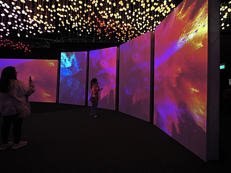 濱海灣花園 雲霧林(Cloud Forest)、花穹(Flower Dome) 及《莫內印象(Impressions of Monet)》特展、擎天樹叢(Supertree Grove)的《花園狂想曲(Garden Rhapsody)》聲光秀、遊園導覽車(Audio Tour)、Jurassic Nest FoodHall中的Hawker Chan燒肉飯，及金沙酒店《幻彩生輝(Spectra- A Light and Water)》燈光秀 — 赤道三國文化休閒行旅 之 新加坡篇 第五回 濱海灣花園