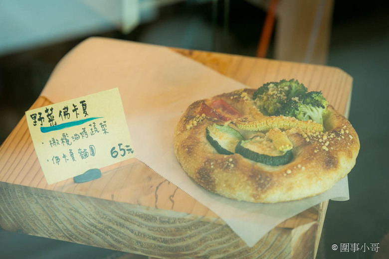 宜蘭蘇澳美食下午茶-在海的旁邊麵包店，雖然離海還有段距離啦，但這裡有美味的手工麵包，舒服的空間，還有一個熱愛衝浪的闆娘呢。