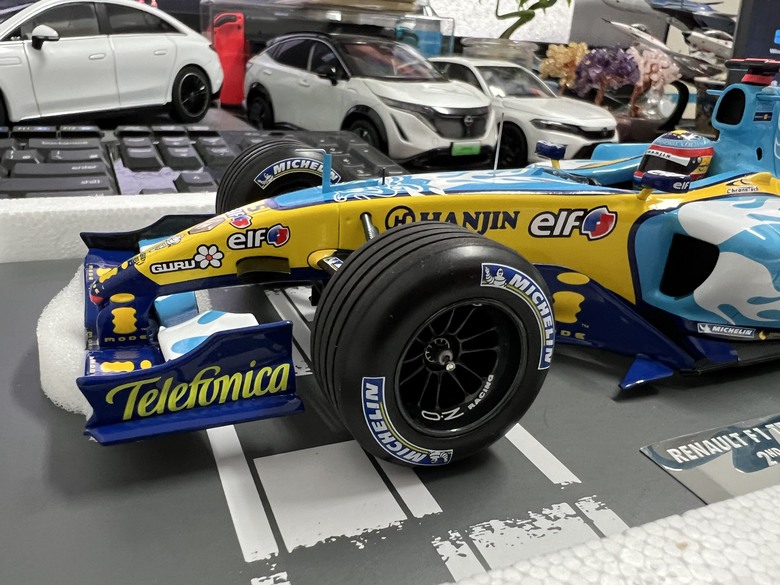 [開箱]F1 1/18 RENAULT R25 FERNANDO ALONSO BELGIAN GP