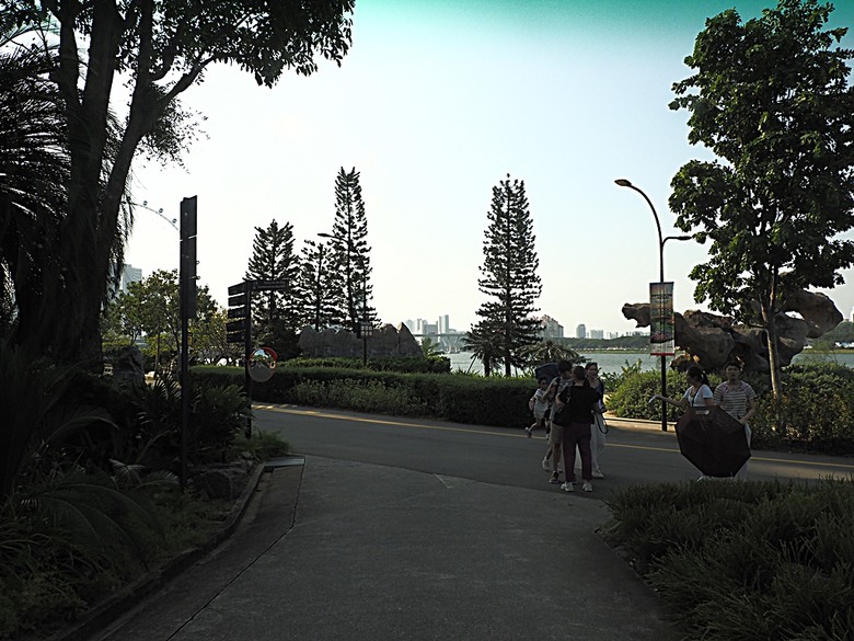 濱海灣花園 雲霧林(Cloud Forest)、花穹(Flower Dome) 及《莫內印象(Impressions of Monet)》特展、擎天樹叢(Supertree Grove)的《花園狂想曲(Garden Rhapsody)》聲光秀、遊園導覽車(Audio Tour)、Jurassic Nest FoodHall中的Hawker Chan燒肉飯,及金沙酒店《幻彩生輝(Spectra- A Light and Water)》燈光秀 — 赤道三國文化休閒行旅 之 新加坡篇 第五回 濱海灣花園