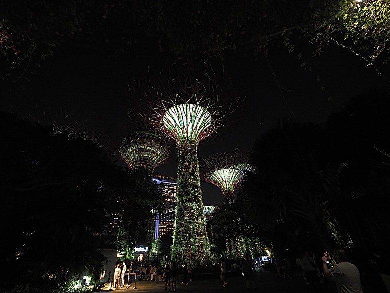 濱海灣花園 雲霧林(Cloud Forest)、花穹(Flower Dome) 及《莫內印象(Impressions of Monet)》特展、擎天樹叢(Supertree Grove)的《花園狂想曲(Garden Rhapsody)》聲光秀、遊園導覽車(Audio Tour)、Jurassic Nest FoodHall中的Hawker Chan燒肉飯,及金沙酒店《幻彩生輝(Spectra- A Light and Water)》燈光秀 — 赤道三國文化休閒行旅 之 新加坡篇 第五回 濱海灣花園