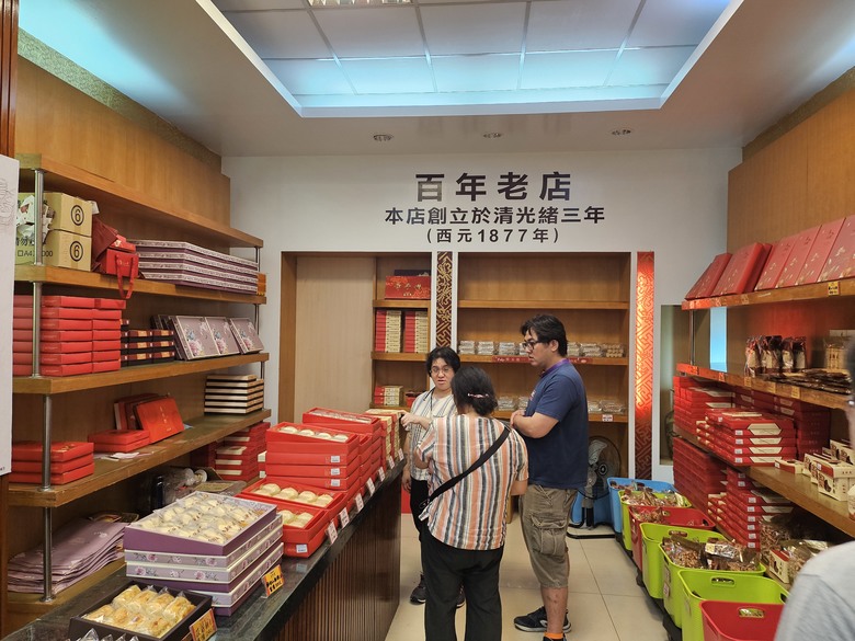 一日中部來回快閃 - Lalaport好熱鬧 / 早餐女王點心吃不完 /鹿港光影藝術節 (角落小夥伴好可愛)