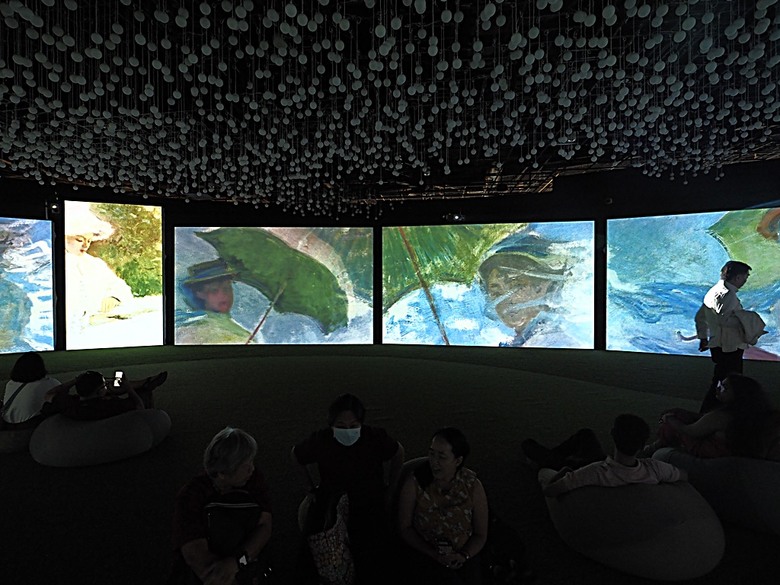 濱海灣花園 雲霧林(Cloud Forest)、花穹(Flower Dome) 及《莫內印象(Impressions of Monet)》特展、擎天樹叢(Supertree Grove)的《花園狂想曲(Garden Rhapsody)》聲光秀、遊園導覽車(Audio Tour)、Jurassic Nest FoodHall中的Hawker Chan燒肉飯，及金沙酒店《幻彩生輝(Spectra- A Light and Water)》燈光秀 — 赤道三國文化休閒行旅 之 新加坡篇 第五回 濱海灣花園