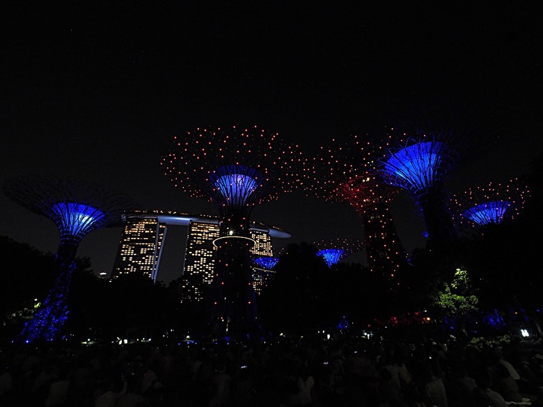 濱海灣花園 雲霧林(Cloud Forest)、花穹(Flower Dome) 及《莫內印象(Impressions of Monet)》特展、擎天樹叢(Supertree Grove)的《花園狂想曲(Garden Rhapsody)》聲光秀、遊園導覽車(Audio Tour)、Jurassic Nest FoodHall中的Hawker Chan燒肉飯，及金沙酒店《幻彩生輝(Spectra- A Light and Water)》燈光秀 — 赤道三國文化休閒行旅 之 新加坡篇 第五回 濱海灣花園