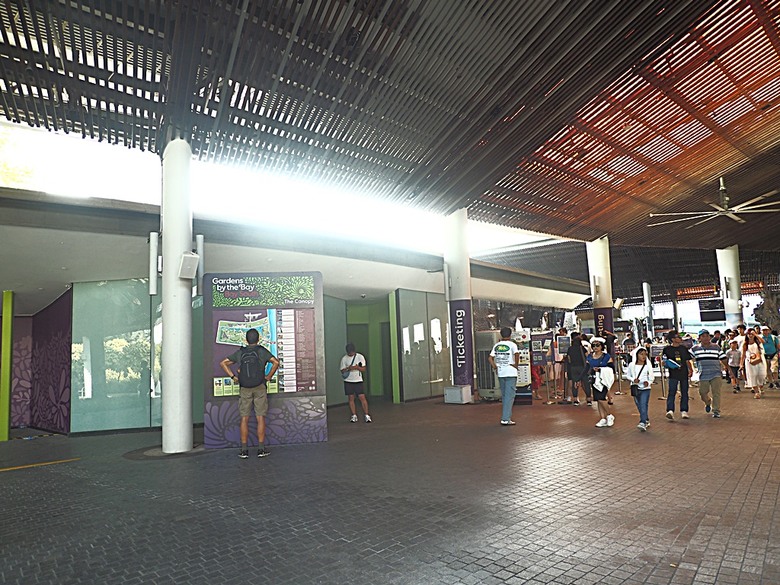 濱海灣花園 雲霧林(Cloud Forest)、花穹(Flower Dome) 及《莫內印象(Impressions of Monet)》特展、擎天樹叢(Supertree Grove)的《花園狂想曲(Garden Rhapsody)》聲光秀、遊園導覽車(Audio Tour)、Jurassic Nest FoodHall中的Hawker Chan燒肉飯,及金沙酒店《幻彩生輝(Spectra- A Light and Water)》燈光秀 — 赤道三國文化休閒行旅 之 新加坡篇 第五回 濱海灣花園