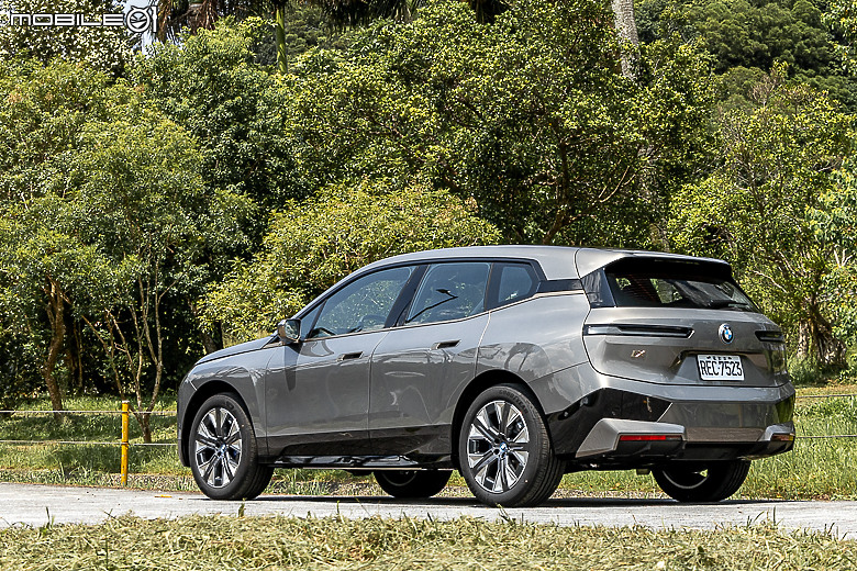 BMW 新年式 iX xDrive40 試駕|你想要的配備回來了,操駕與乘坐感受再提升!