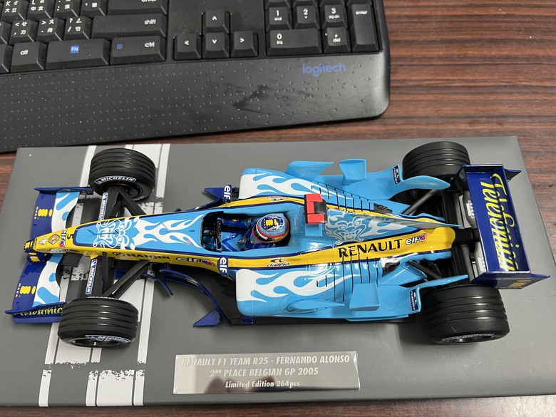 [開箱]F1 1/18 RENAULT R25 FERNANDO ALONSO BELGIAN GP