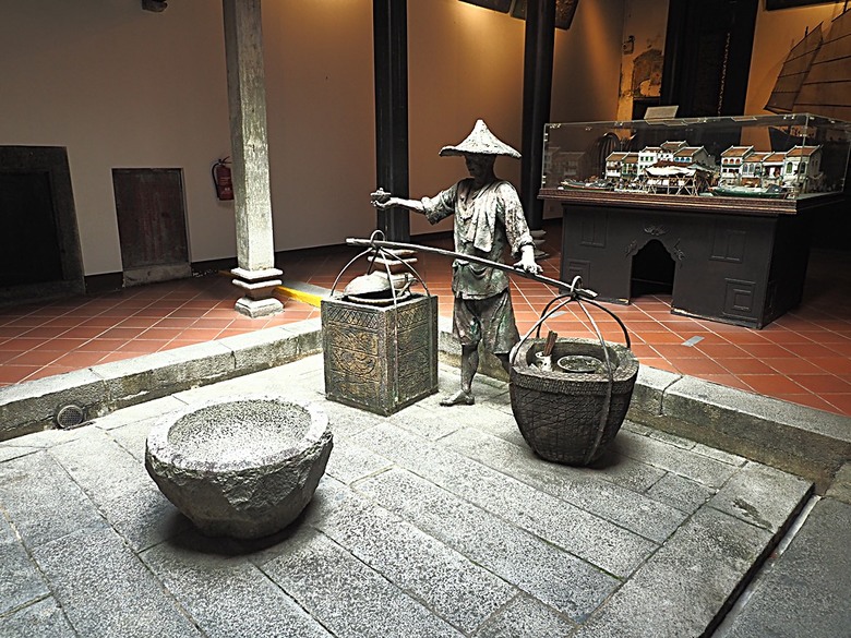 牛車水(Chinatown)市街之巴剎壁畫、粵海清廟、福德祠、天福宮、城市展覽館(Singapore City Gallery),以及麥士威熟食中心(Maxwell Food Centre)中之天天海南雞飯 — 赤道三國文化休閒行旅 之 新加坡篇 第一回 牛車水(Chinatown) 與直落亞逸(Telok Ayer)