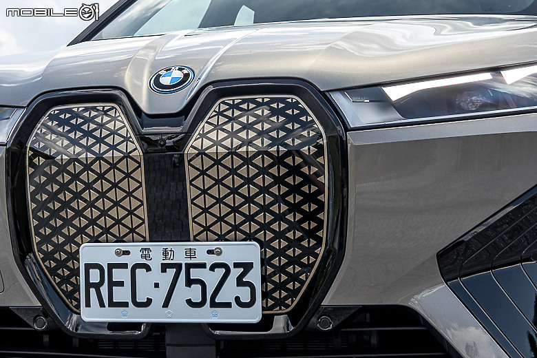 BMW 新年式 iX xDrive40 試駕|你想要的配備回來了,操駕與乘坐感受再提升!