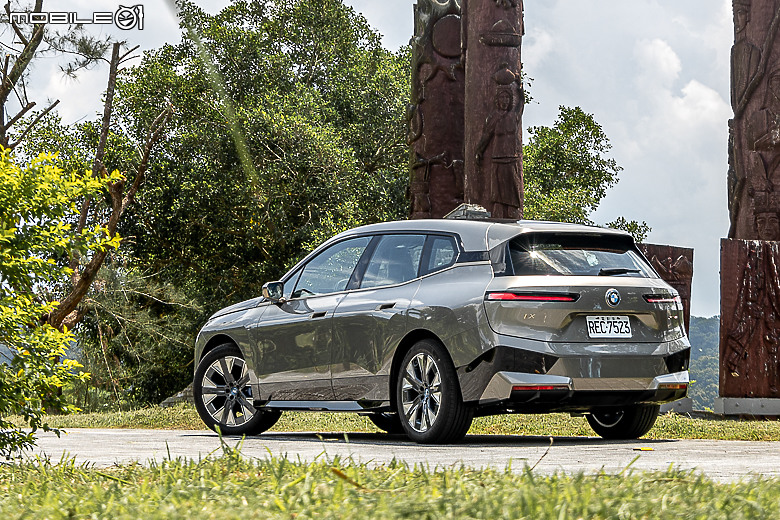 BMW 新年式 iX xDrive40 試駕|你想要的配備回來了,操駕與乘坐感受再提升!