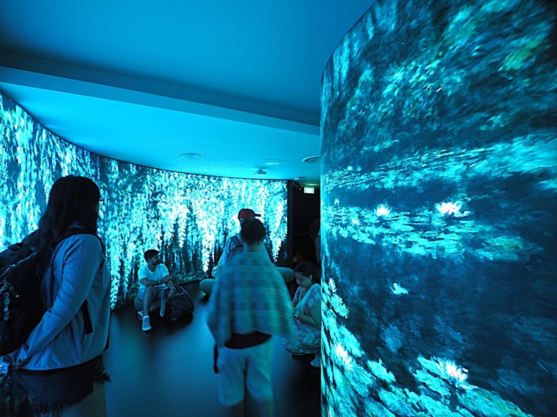濱海灣花園 雲霧林(Cloud Forest)、花穹(Flower Dome) 及《莫內印象(Impressions of Monet)》特展、擎天樹叢(Supertree Grove)的《花園狂想曲(Garden Rhapsody)》聲光秀、遊園導覽車(Audio Tour)、Jurassic Nest FoodHall中的Hawker Chan燒肉飯,及金沙酒店《幻彩生輝(Spectra- A Light and Water)》燈光秀 — 赤道三國文化休閒行旅 之 新加坡篇 第五回 濱海灣花園