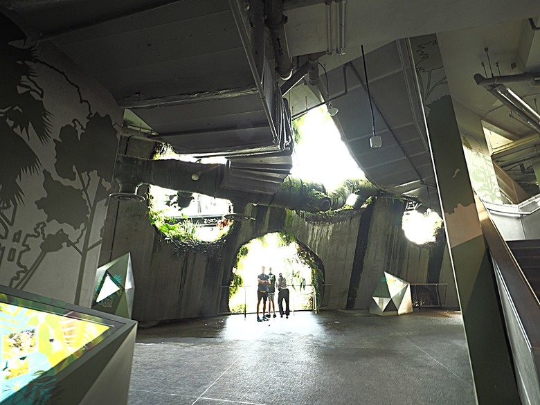 濱海灣花園 雲霧林(Cloud Forest)、花穹(Flower Dome) 及《莫內印象(Impressions of Monet)》特展、擎天樹叢(Supertree Grove)的《花園狂想曲(Garden Rhapsody)》聲光秀、遊園導覽車(Audio Tour)、Jurassic Nest FoodHall中的Hawker Chan燒肉飯,及金沙酒店《幻彩生輝(Spectra- A Light and Water)》燈光秀 — 赤道三國文化休閒行旅 之 新加坡篇 第五回 濱海灣花園