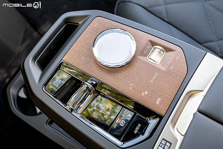 BMW 新年式 iX xDrive40 試駕|你想要的配備回來了,操駕與乘坐感受再提升!